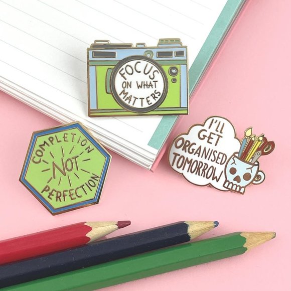 Jubly-Umph Originals Focus On What Matters Lapel Pin - Picture 5 of 6